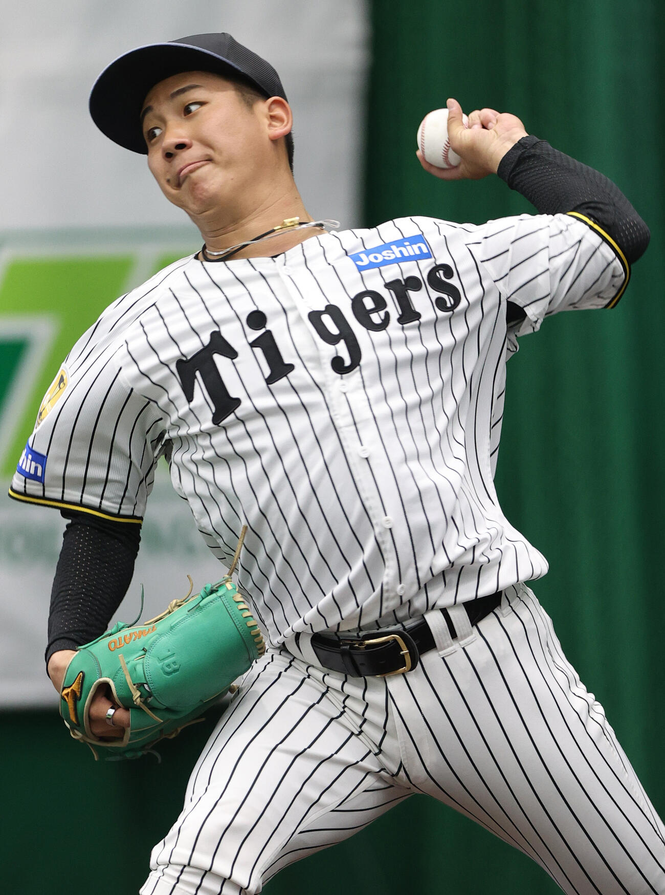 ブルペンで投球する阪神伊原（撮影・上山淳一）
