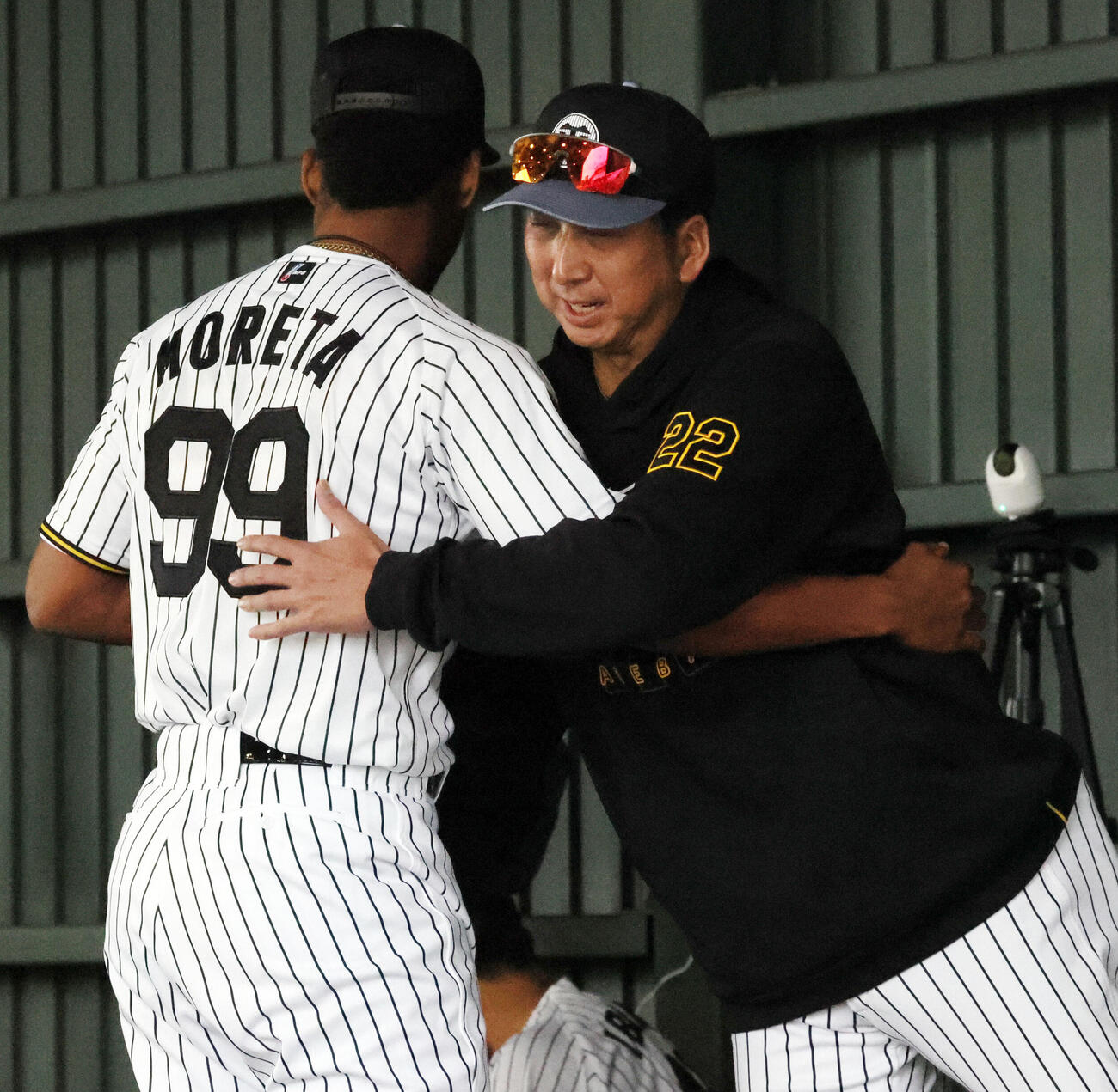 初めてブルペンに入って投球練習を行った阪神モレッタ（左）とハグする藤川監督（撮影・加藤哉）