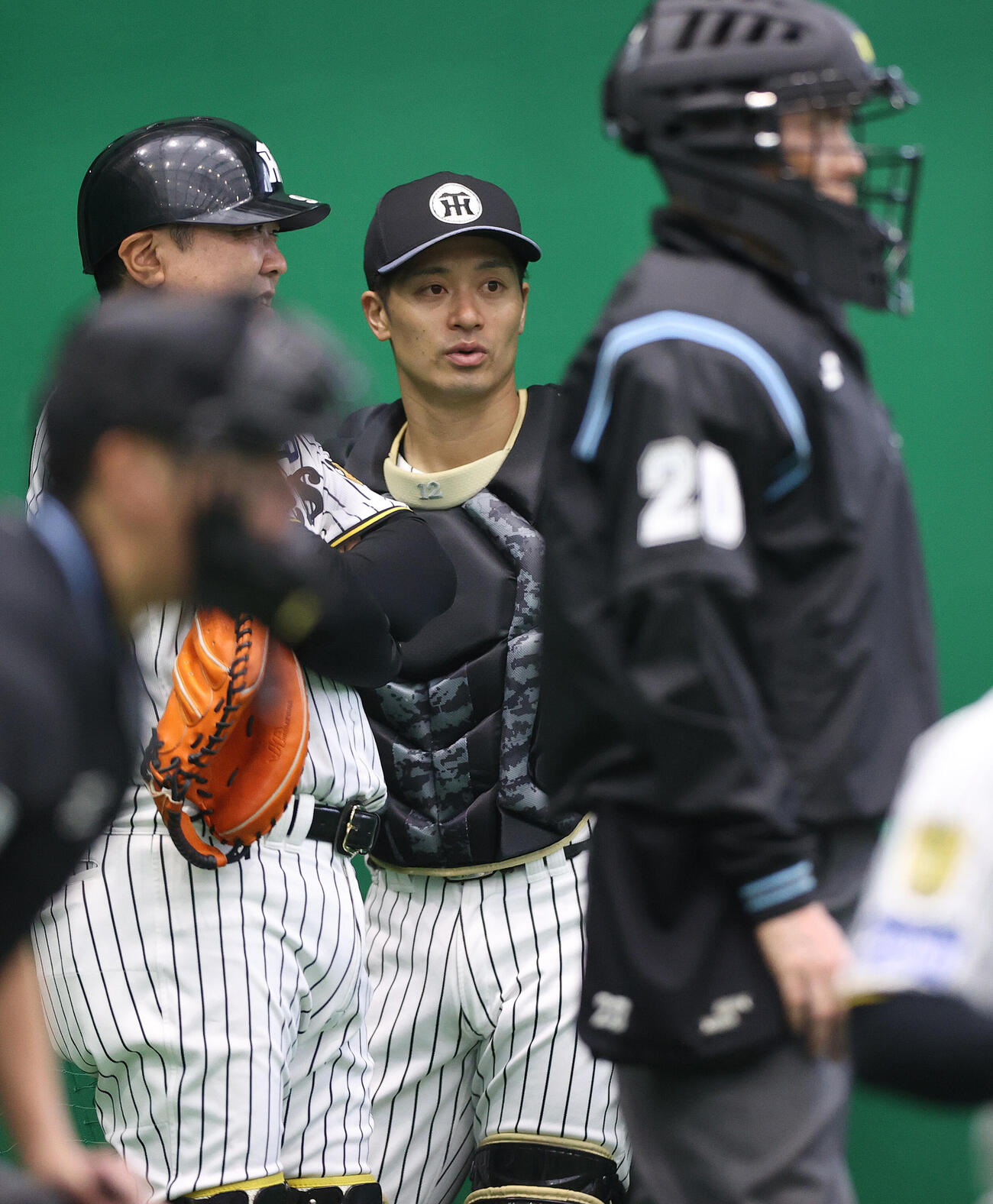 阪神坂本（中央）は片山ブルペンコーチと話す（撮影・上山淳一）
