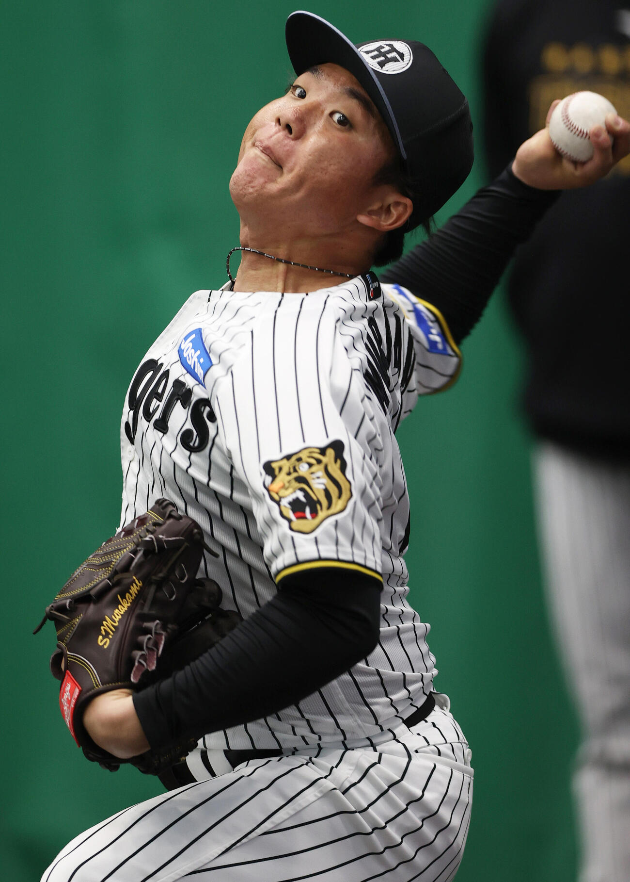 ブルペンで投球する阪神村上（撮影・上山淳一）
