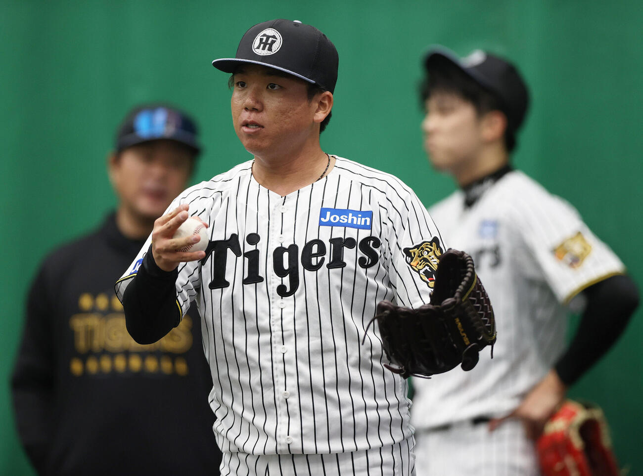 ブルペンで投球種を確認する阪神村上（撮影・上山淳一）