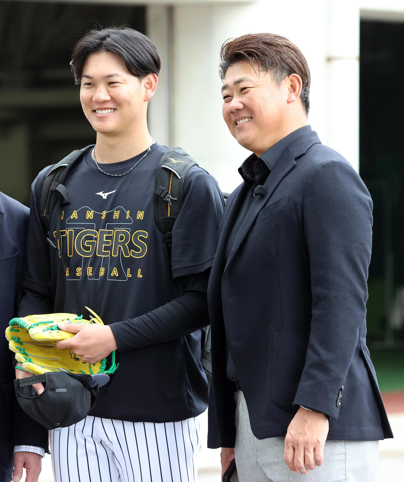 宜野座視察の松坂氏（右）と笑顔を見せる及川（撮影・上山淳一）