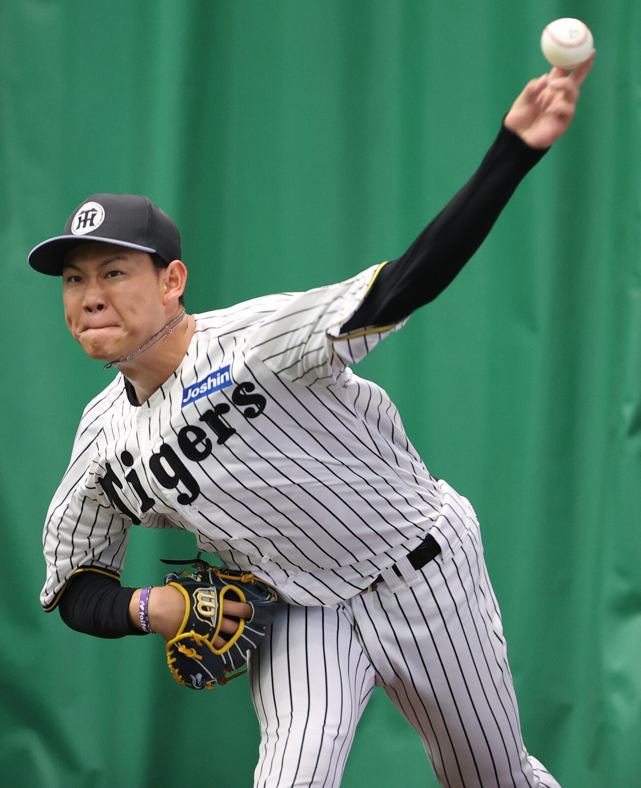 ブルペンで投球する阪神及川（撮影・上山淳一）