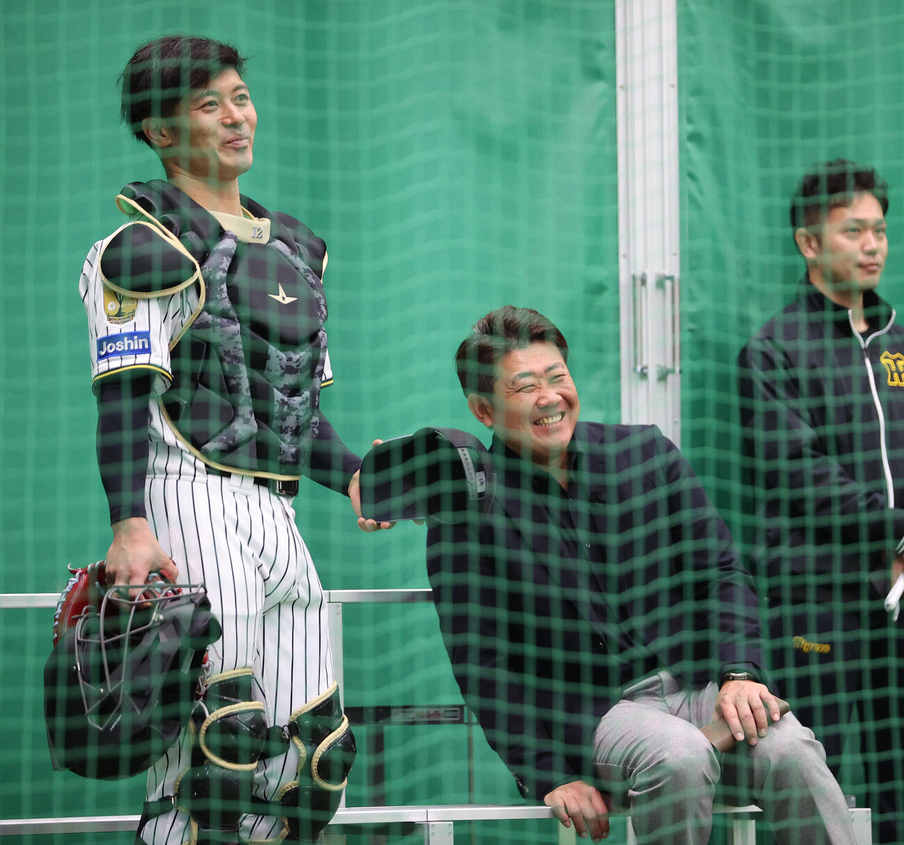 ブルペンで阪神坂本（左）は宜野座を視察の松坂氏と笑顔で話す（撮影・上山淳一）