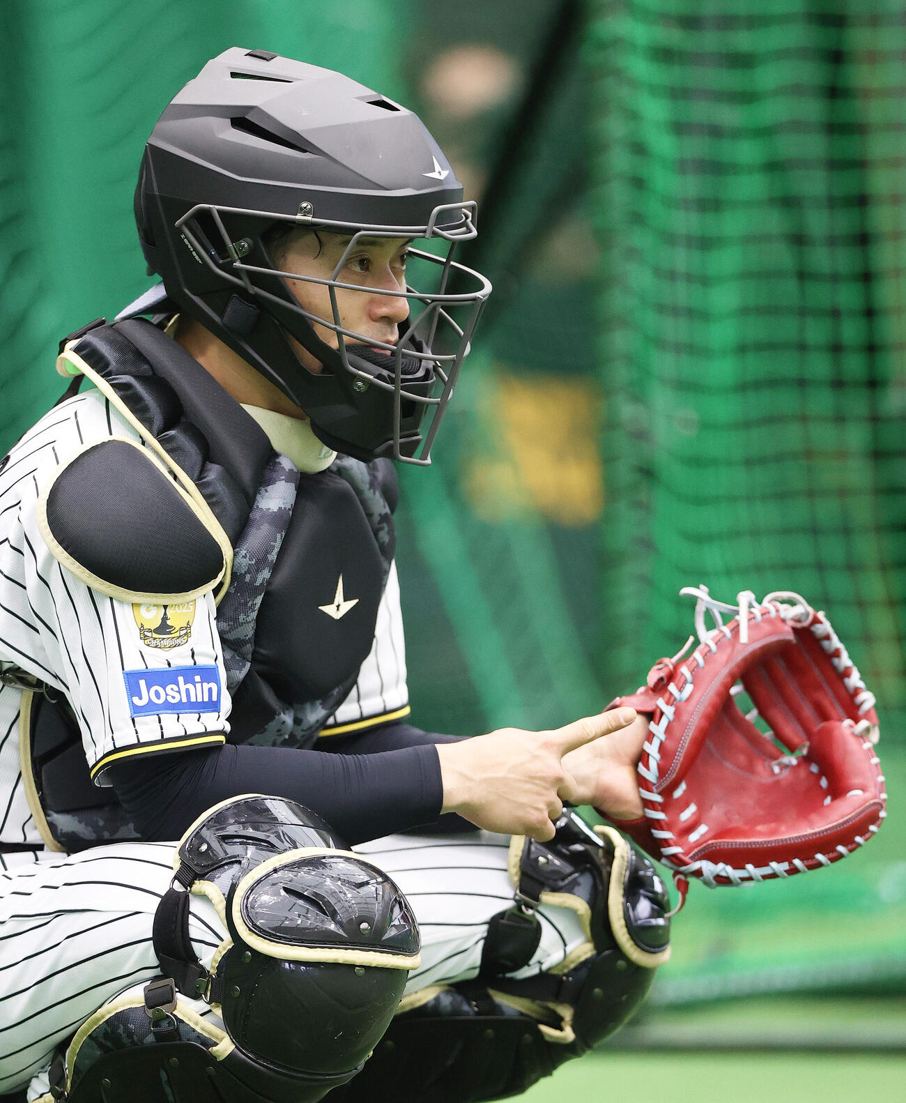 ブルペンで球を受ける阪神坂本（撮影・上山淳一）
