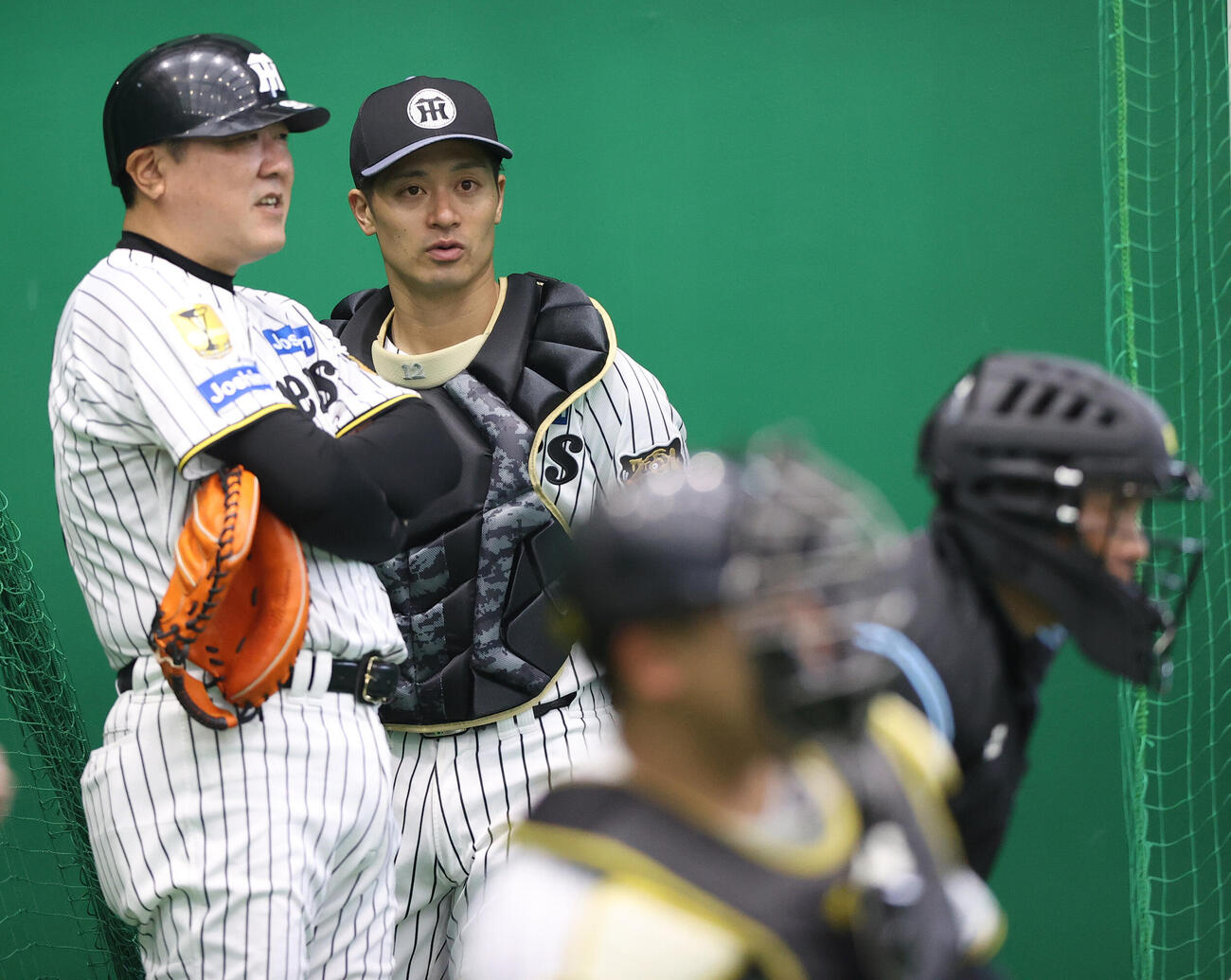 阪神坂本（右）は片山ブルペンコーチと話す（撮影・上山淳一）
