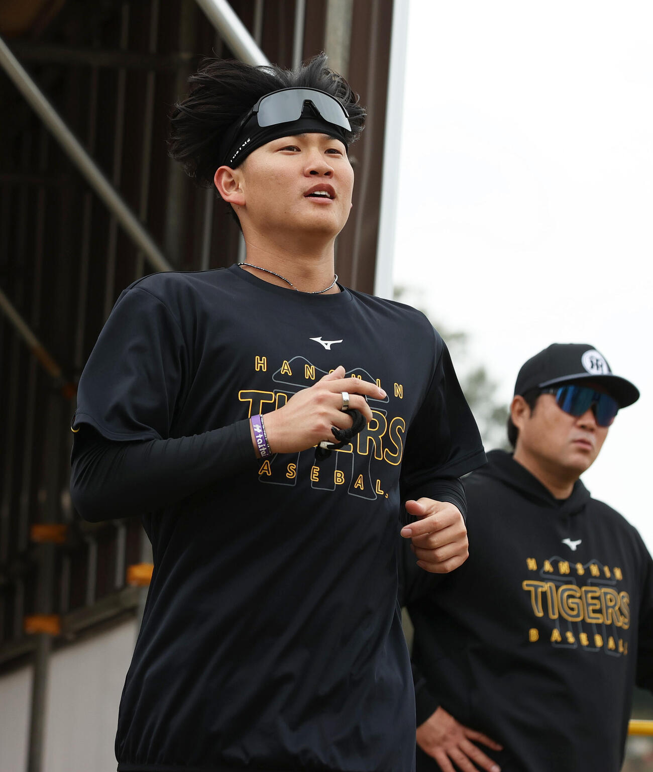 めんそー路を走り込む阪神及川。右は安藤投手チーフコーチ（撮影・上山淳一）
