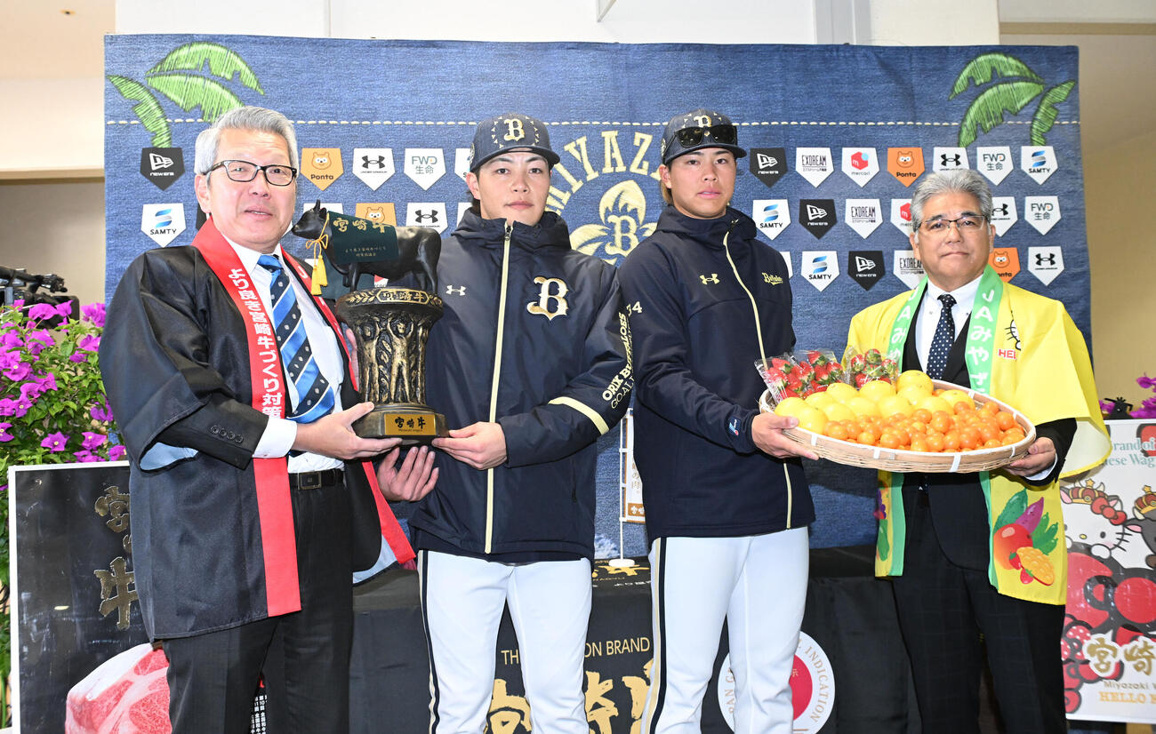 JAみやざきから宮崎牛と宮崎県産青果物が代表して麦谷（左から2人目）と横山聖（同3人目）に贈られた（撮影・和賀正仁）