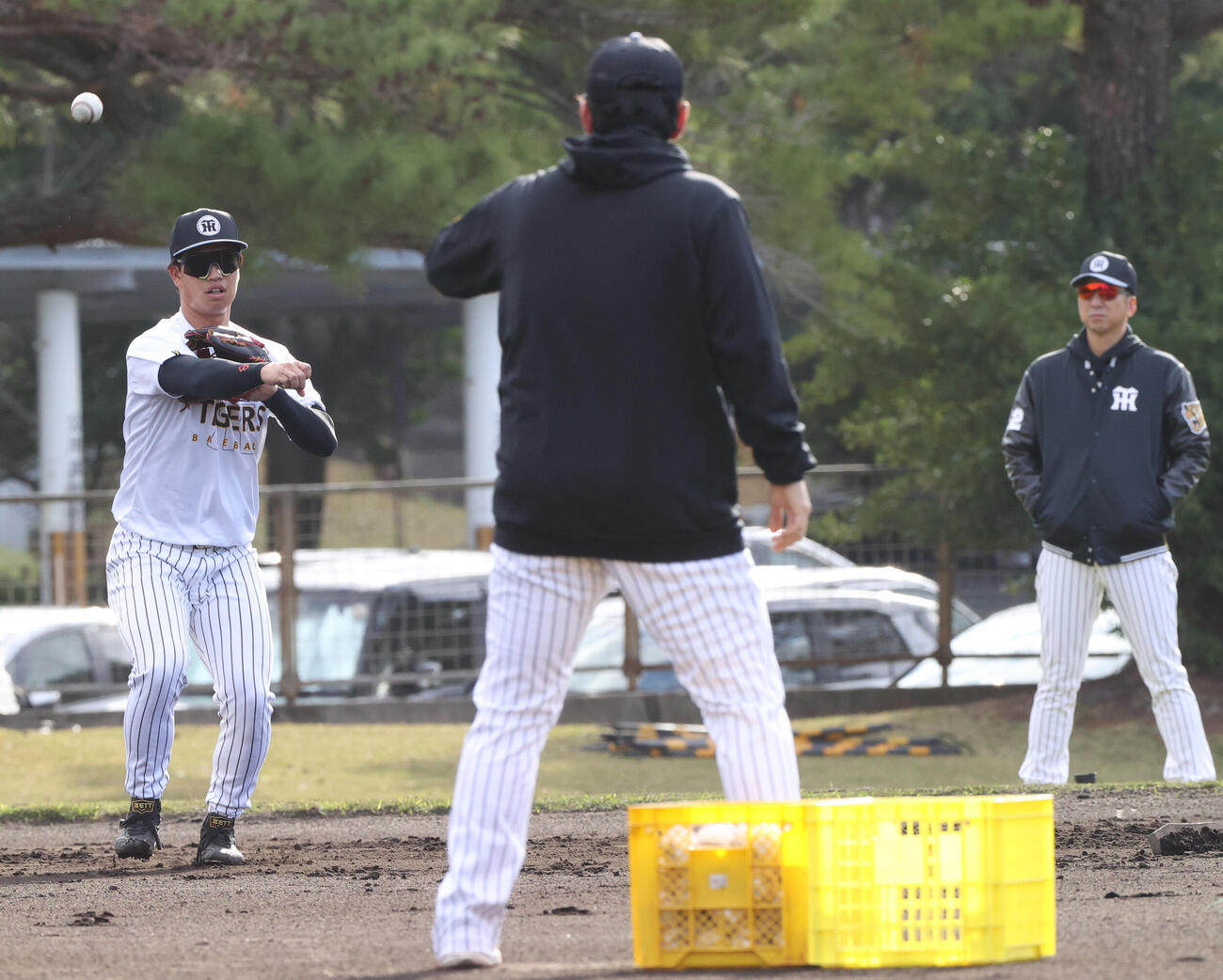 阪神百崎（左）は藤川監督が見守る中、早出ノックを受ける（撮影・上山淳一）