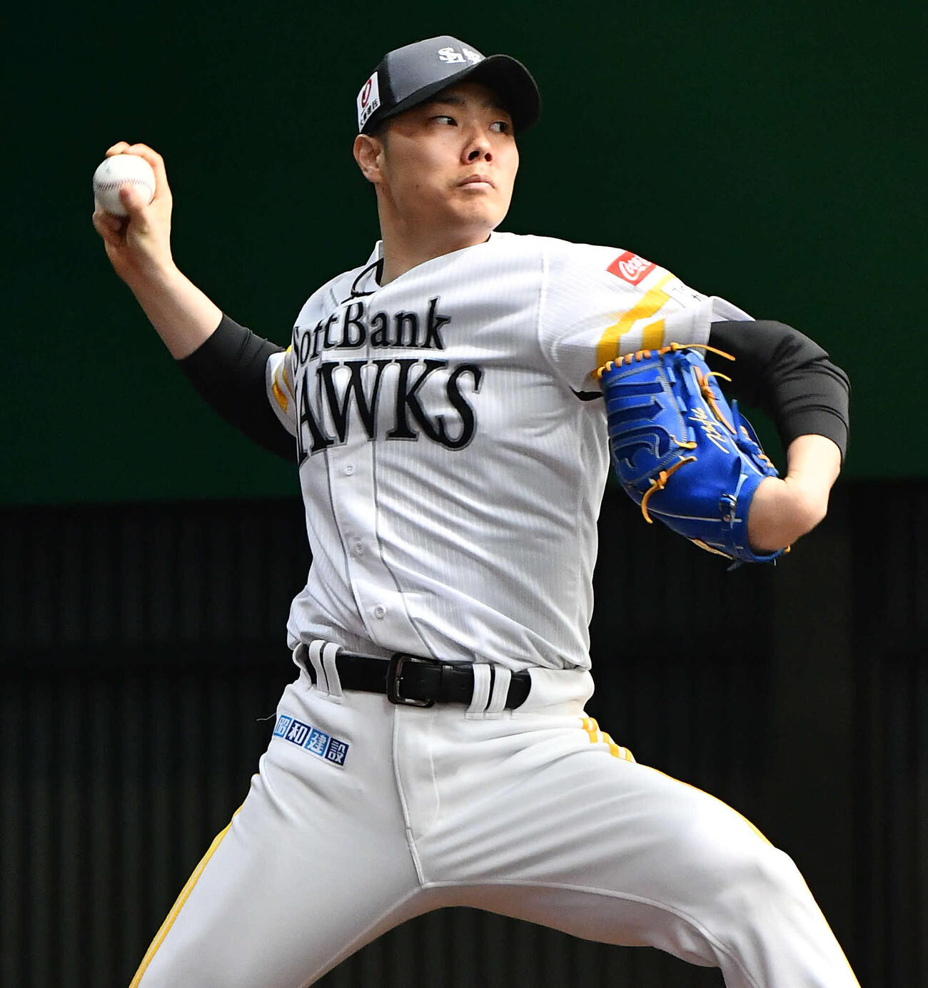 ブルペンで投げ込むソフトバンク松本裕（撮影・岩下翔太）