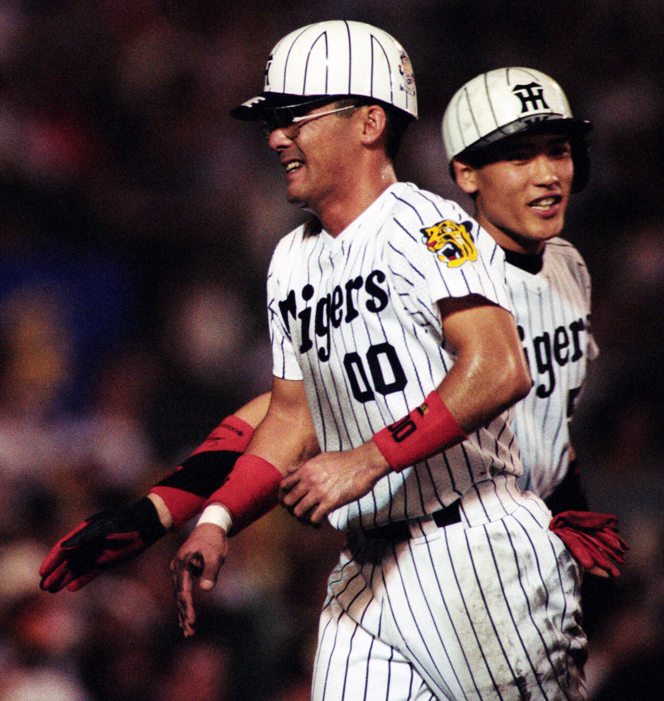1994年7月26日　阪神対巨人戦で新庄剛志（右）と笑顔でハイタッチする阪神亀山努