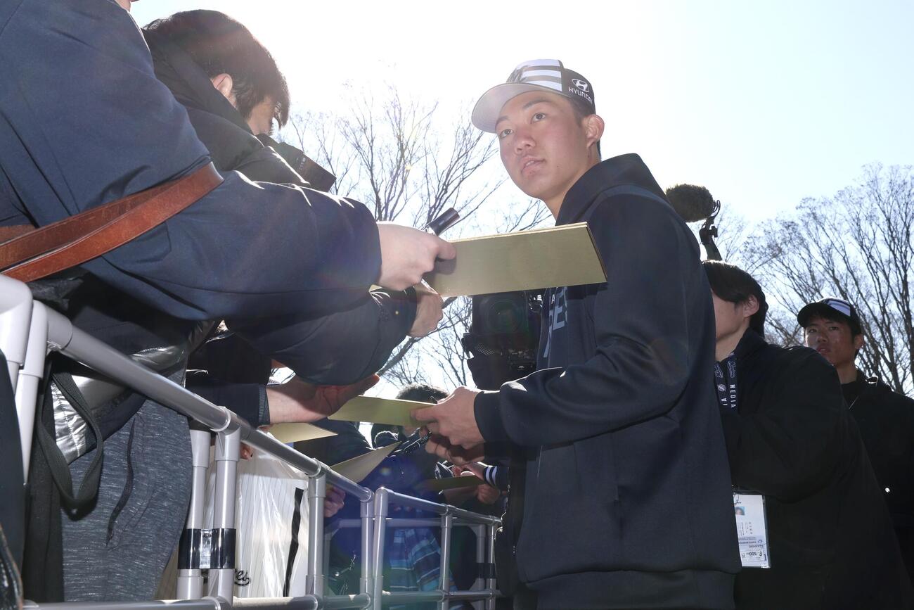 ファンにサインをするロッテ石垣元（撮影・宮地輝）