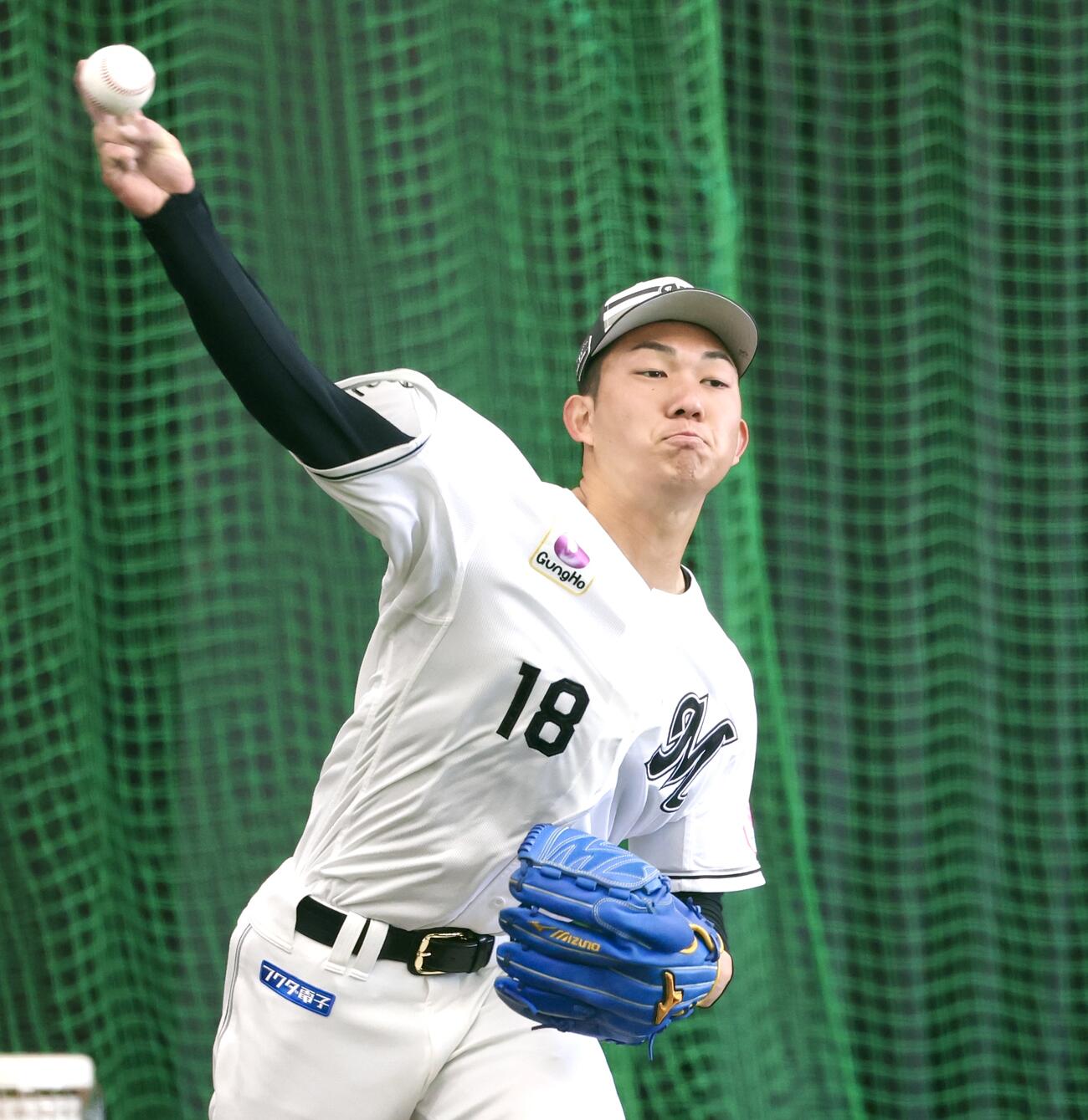 ブルペンで投球するロッテ石垣元（撮影・宮地輝）