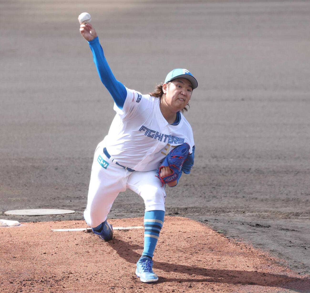 ライブ打撃で投球する日本ハム古林睿煬（撮影・黒川智章）