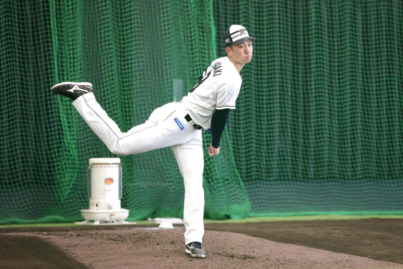 ブルペンで投球するロッテ石垣元（撮影・宮地輝）