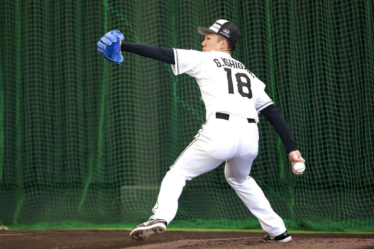 ブルペンで投球するロッテ石垣元（撮影・宮地輝）
