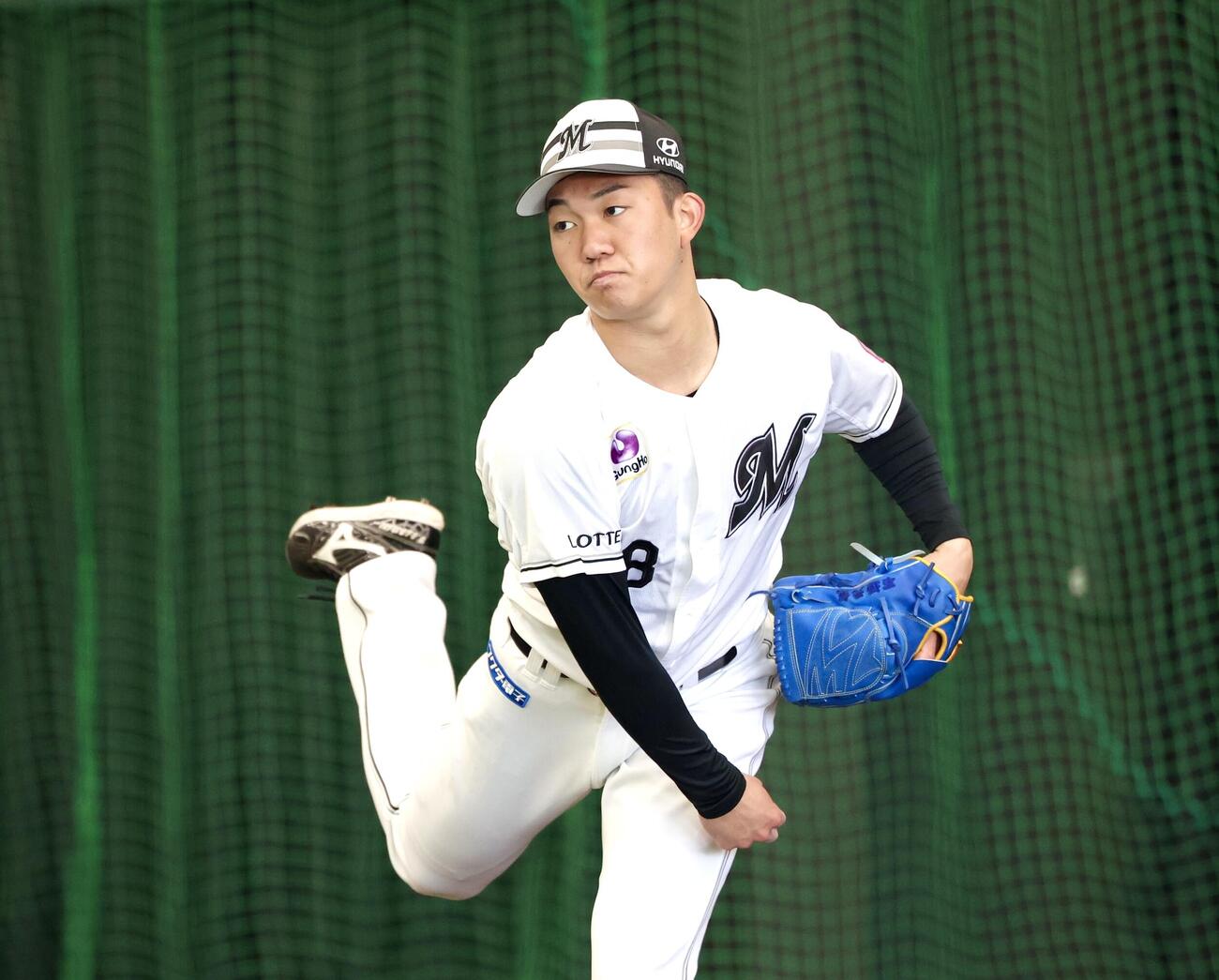 ブルペンで投球するロッテ石垣元（撮影・宮地輝）