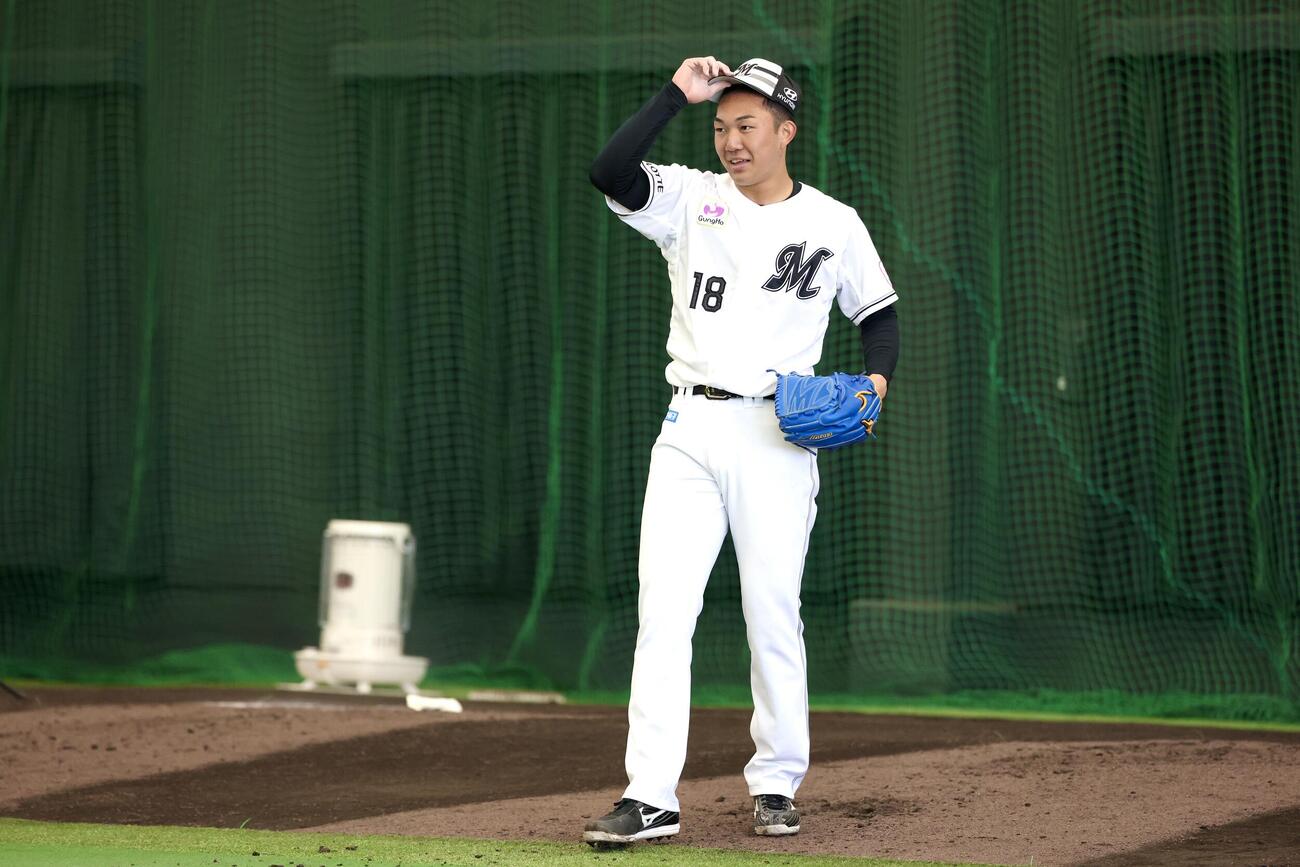 ブルペンでの投球を終えたロッテ石垣元（撮影・宮地輝）