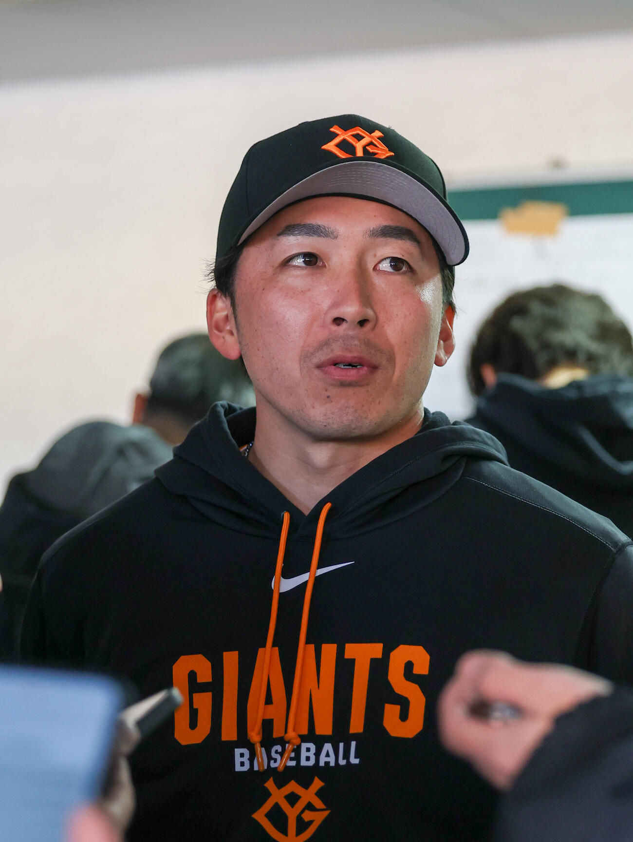 侍サポートメンバーに選出され囲み取材を受ける巨人増田大（撮影・増田悦実）