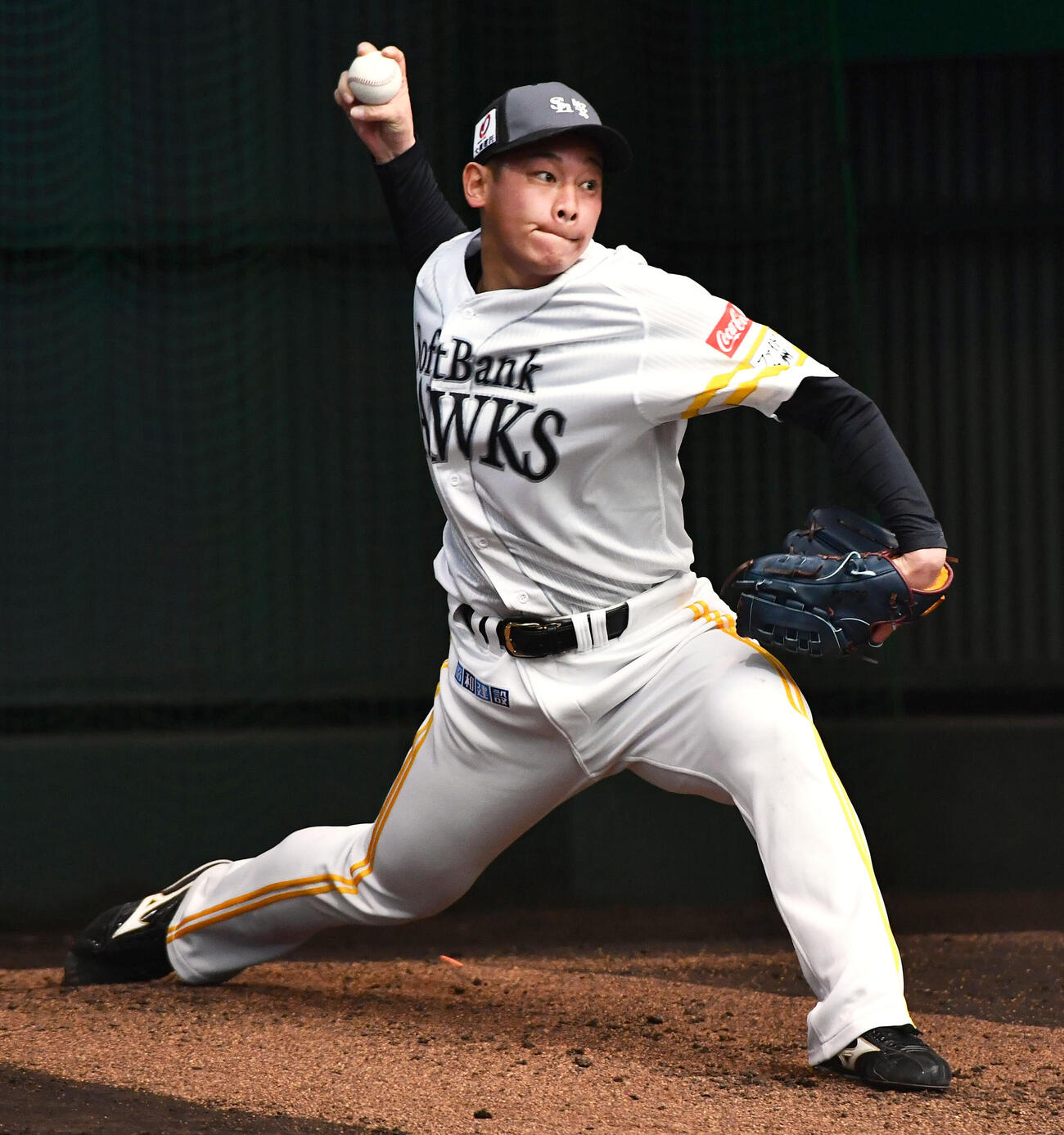 ブルペンで投げ込むソフトバンク鈴木豪（撮影・岩下翔太）