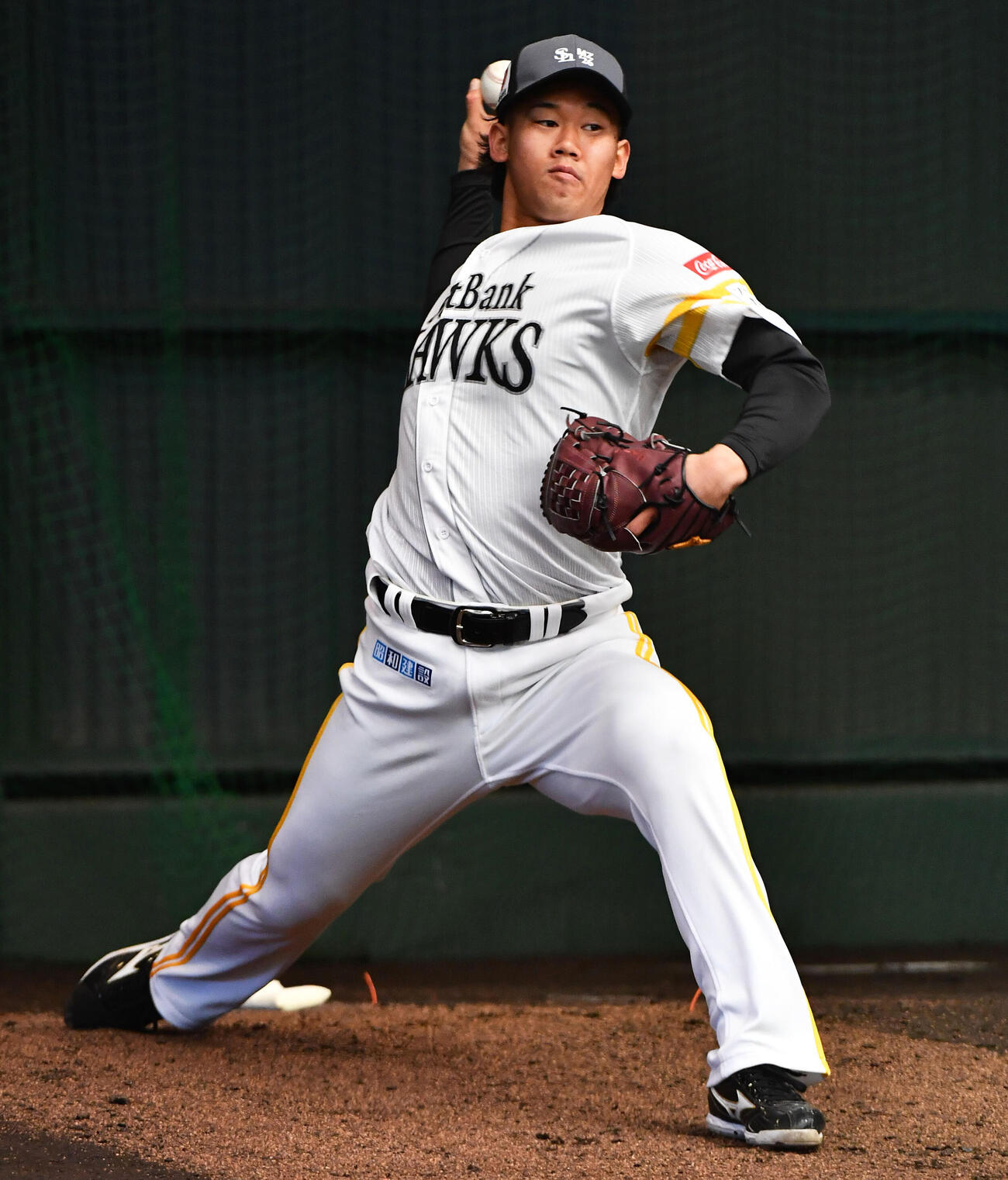 ブルペンで投げ込むソフトバンク稲川（撮影・岩下翔太）