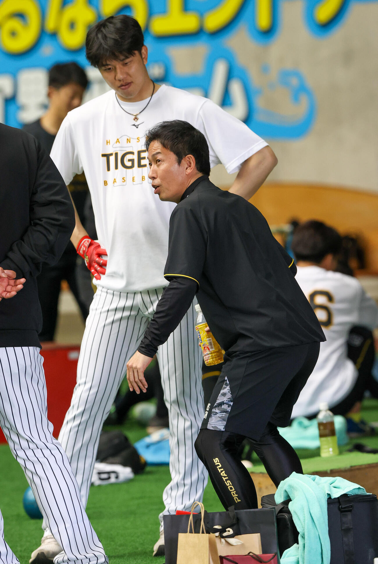 室内で赤星氏（手前）の話を聞く阪神才木（撮影・上山淳一）