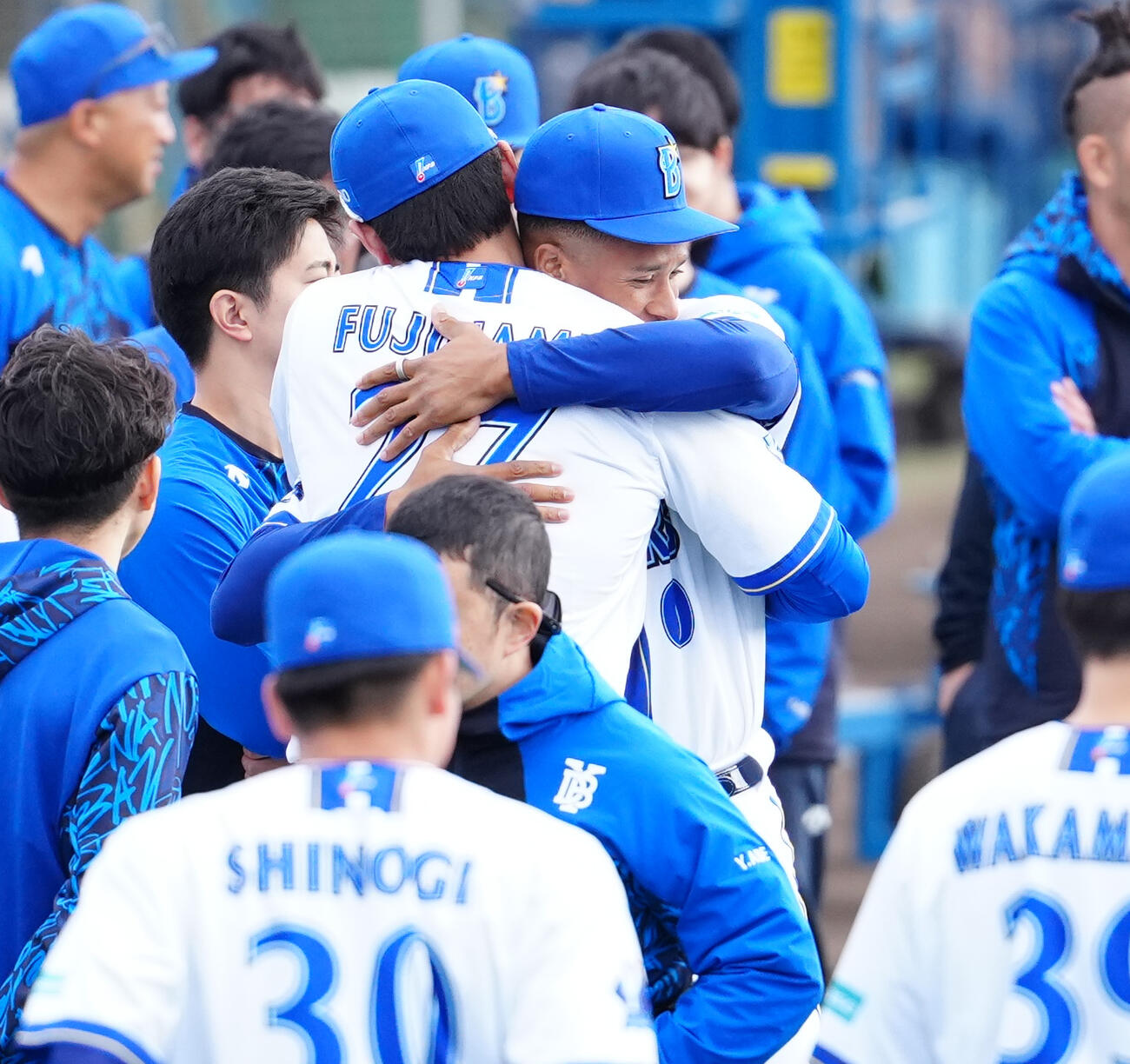 チームに合流し、藤浪（中央手前）とハグするDeNAデュプランティエ（撮影・鈴木みどり）