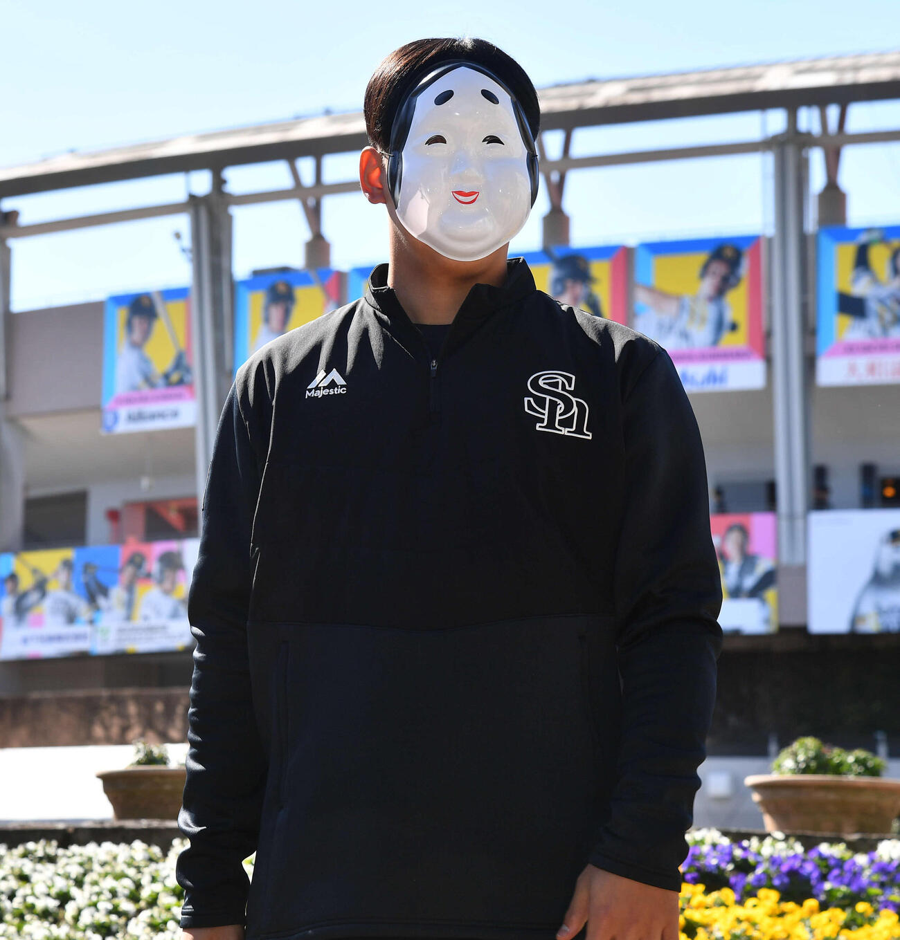 節分の豆まきでお多福のお面をかぶるソフトバンク前田悠（撮影・岩下翔太）