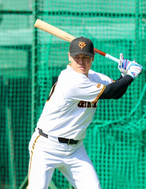 ロングティー打撃をする巨人中山（撮影・増田悦実）