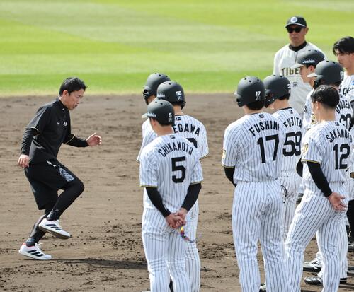 阪神キャンプで臨時コーチを務める赤星憲広氏はジェスチャーをまじえて指導（撮影・西尾就之）