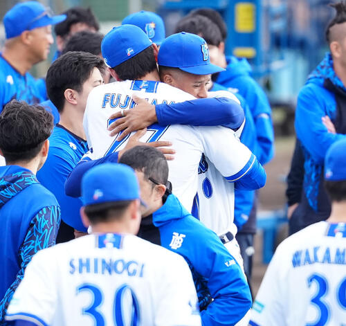 チームに合流し、藤浪（中央手前）とハグするDeNAデュプランティエ（撮影・鈴木みどり）