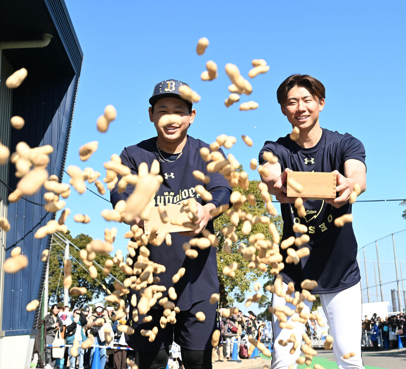 節分の行事で豆まきをするオリックス宮城大弥（左）と曽谷龍平（撮影・和賀正仁）