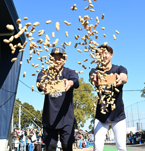 節分の行事で豆まきをするオリックス宮城大弥（左）と曽谷龍平（撮影・和賀正仁）