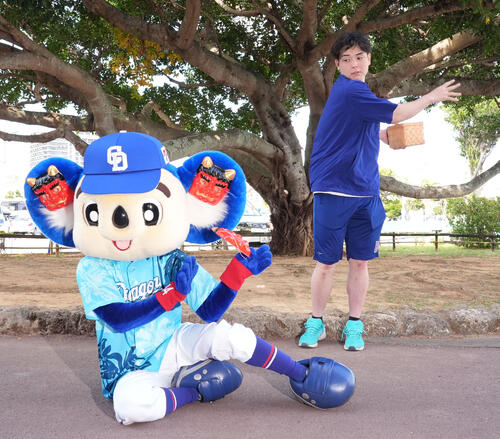 節分の豆まきで鬼役のドアラに豪快に投げ込む中日中西（撮影・森本幸一）