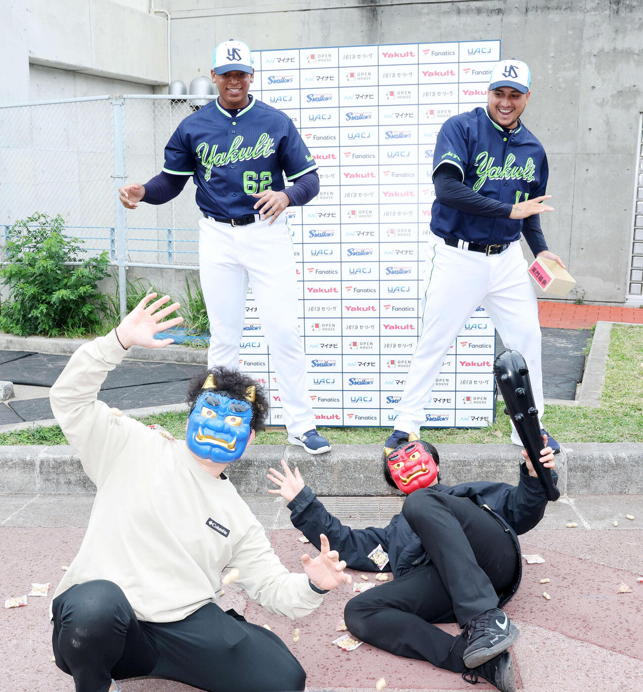 豆まきするヤクルトのリランソ（左）とキハダ（撮影・鈴木正人）