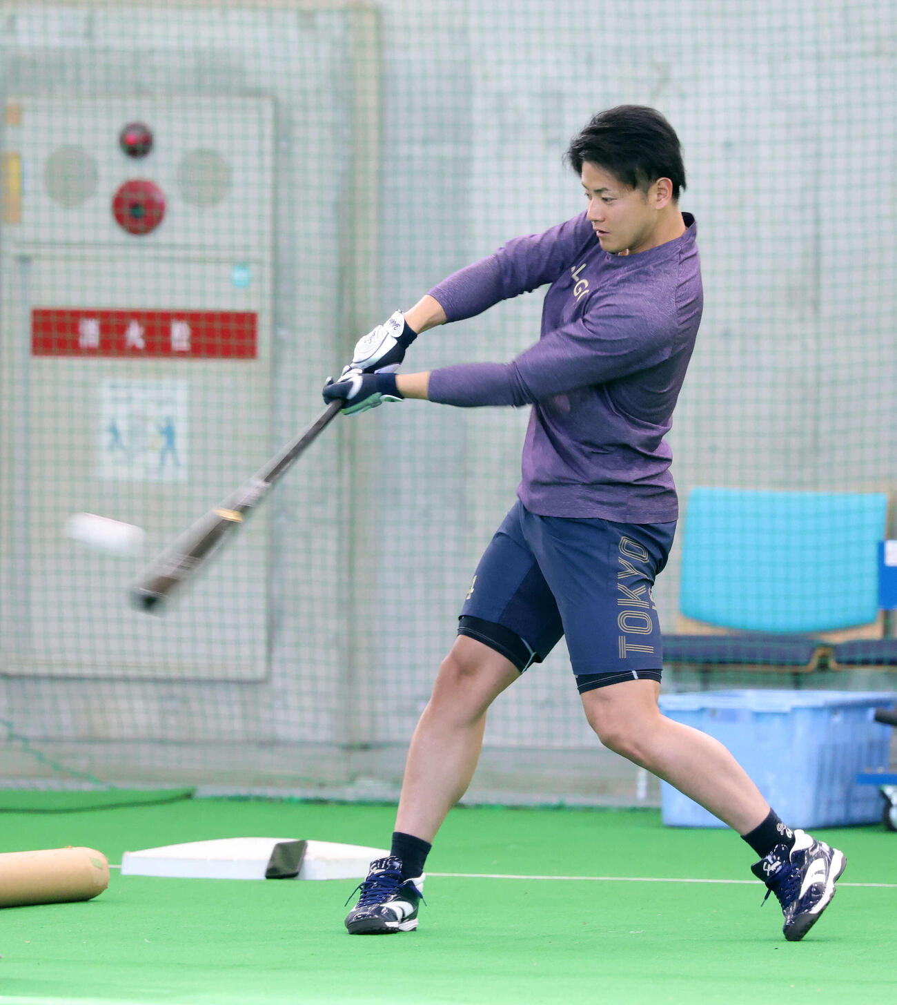 ティー打撃するヤクルト岩田（撮影・鈴木正人）　