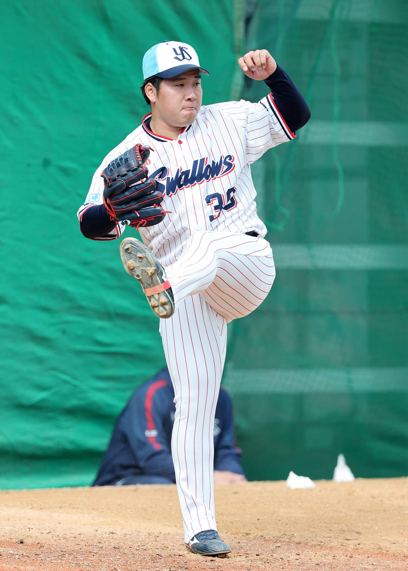 ブルペンで投球練習するヤクルト荘司（撮影・鈴木正人）　