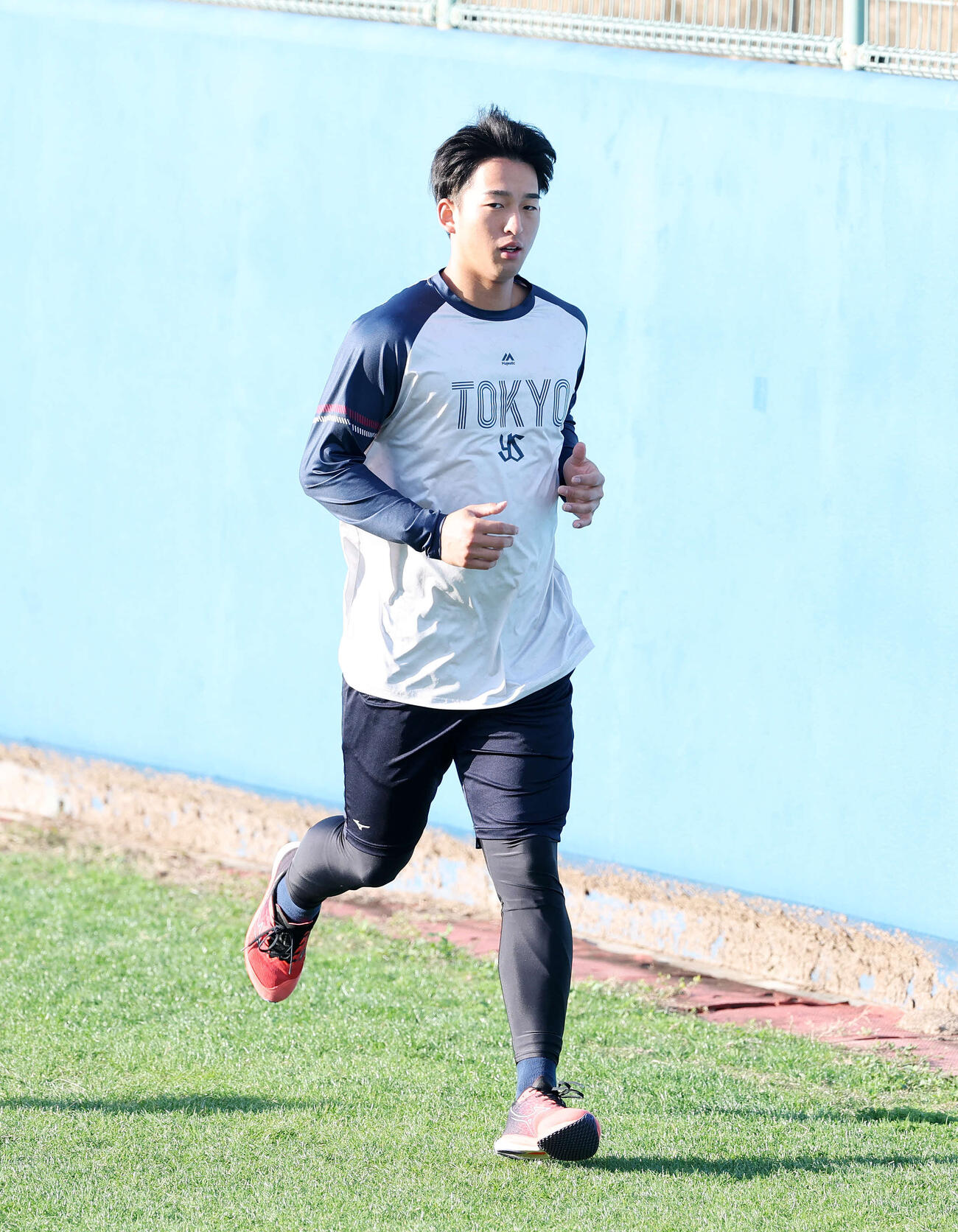 朝、ランニングするヤクルト松下（撮影・鈴木正人）　