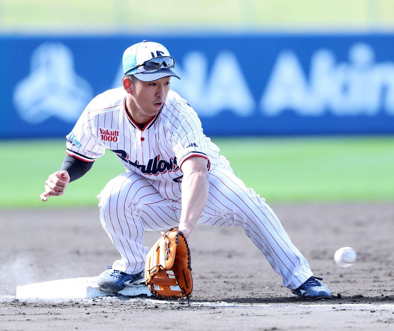 投内連係で三塁の守備についたヤクルト松下（撮影・鈴木正人）　