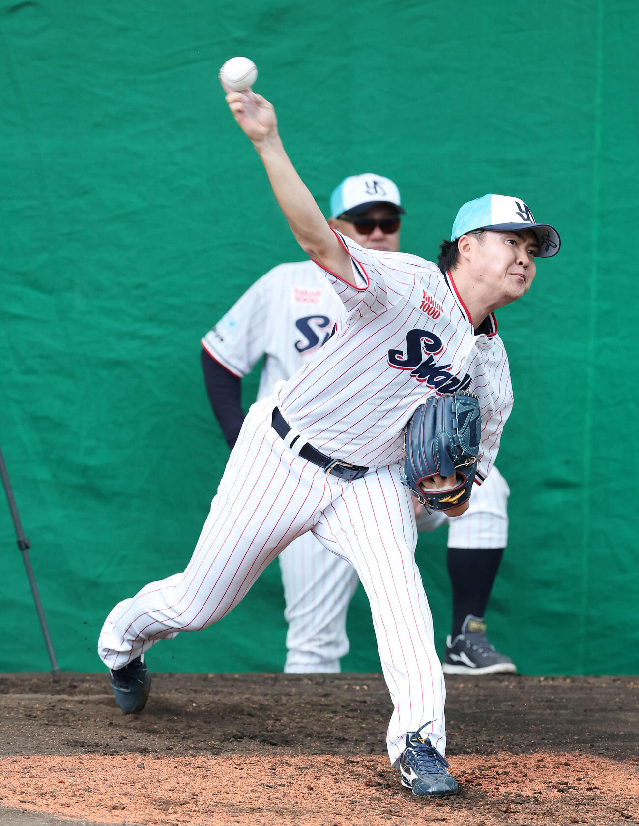 ブルペンで投球練習するヤクルト松本健（撮影・鈴木正人）　