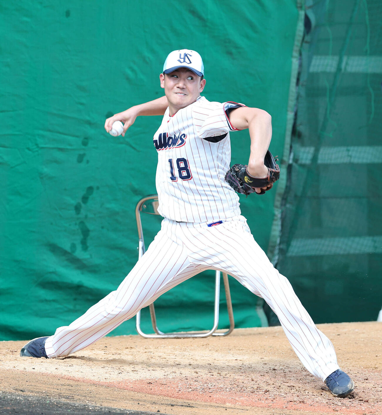 ブルペンで投球練習するヤクルト奥川（撮影・鈴木正人）　