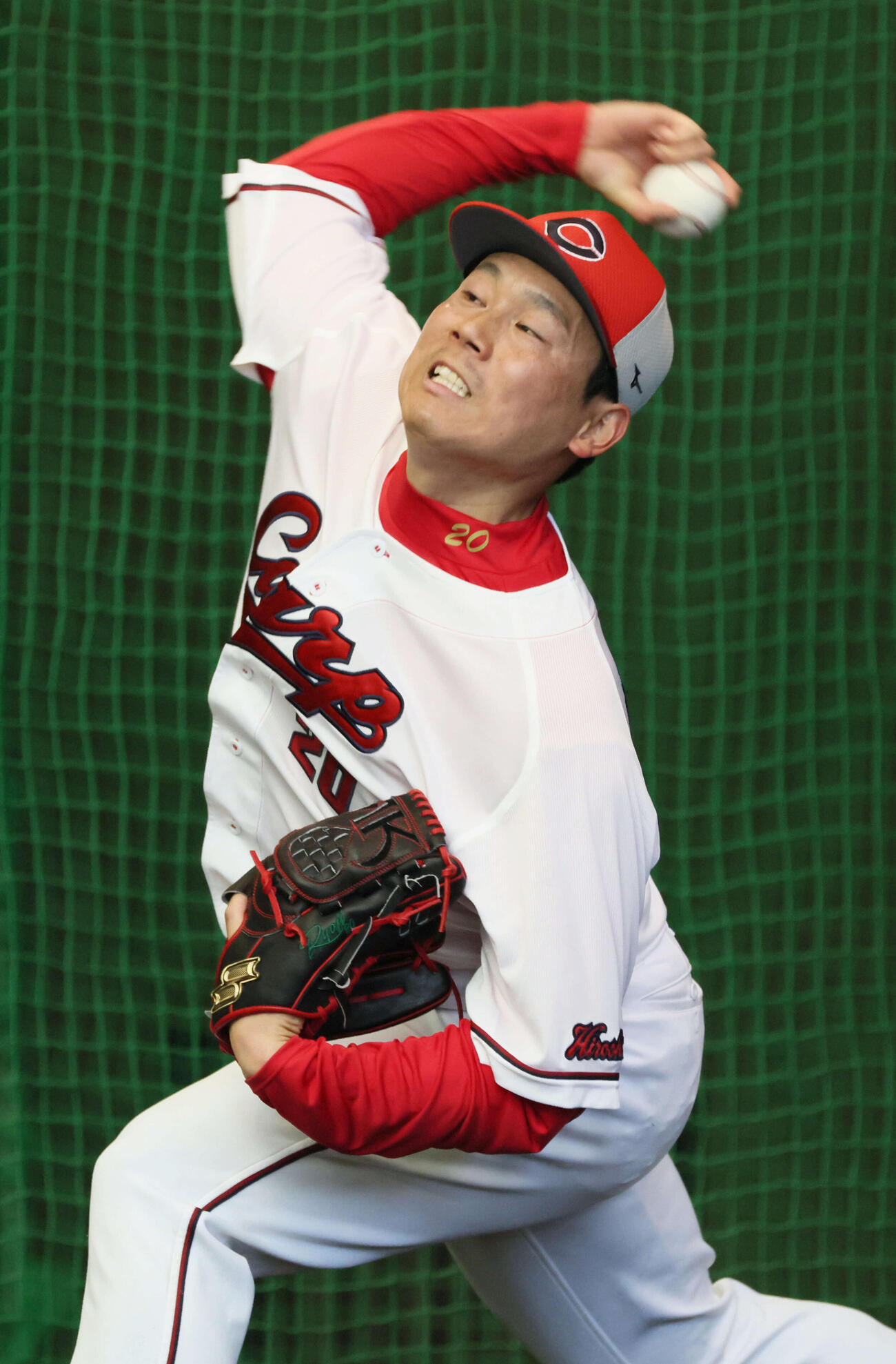 ブルペンで投げる広島栗林（撮影・加藤孝規）