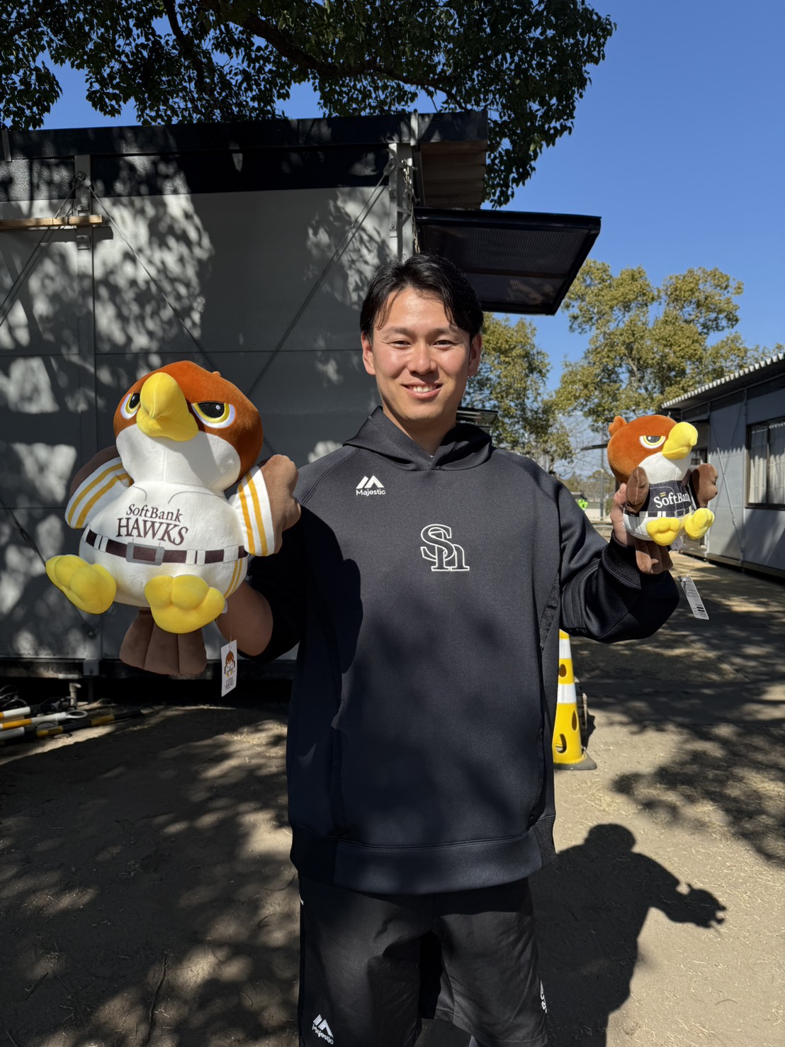ソフトバンク伊藤は休憩時間にぬいぐるみくじにチャレンジし見事B賞（右手に持つ大きい方）を当てる
