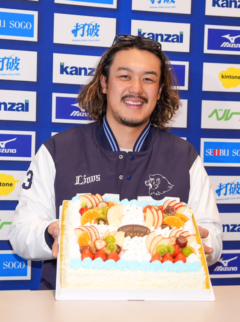 報道陣からプレゼントされたバースデーケーキと写真に収まる西武高橋光（撮影・小島史椰）