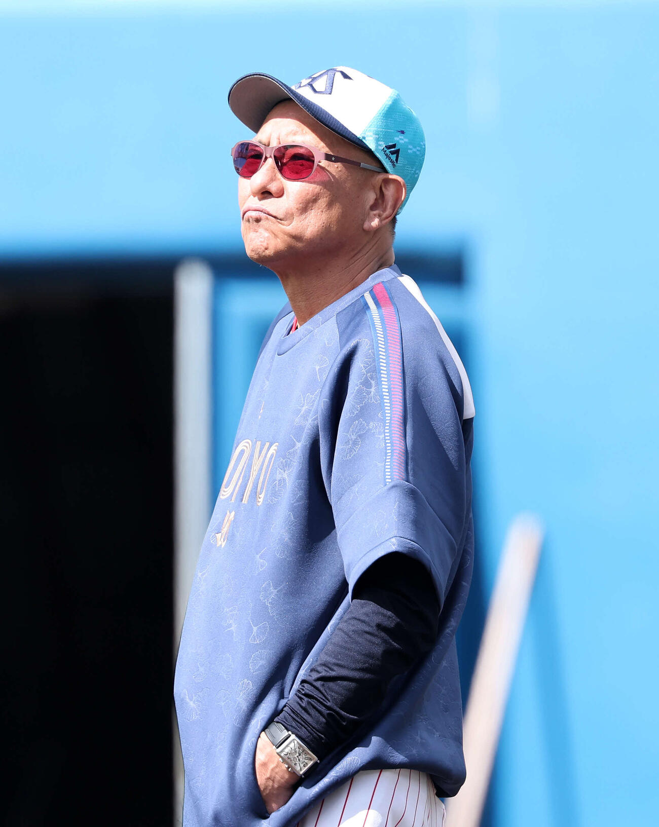 練習を見つめるヤクルト池山監督（撮影・鈴木正人）　