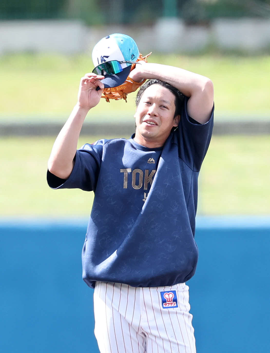 練習中、汗を拭うヤクルト山田（撮影・鈴木正人）　