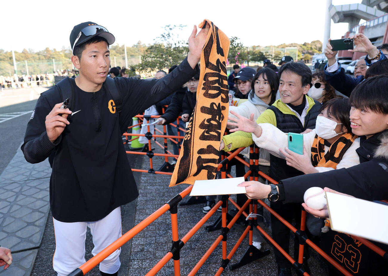 ファンにサインする巨人戸郷（撮影・浅見桂子）