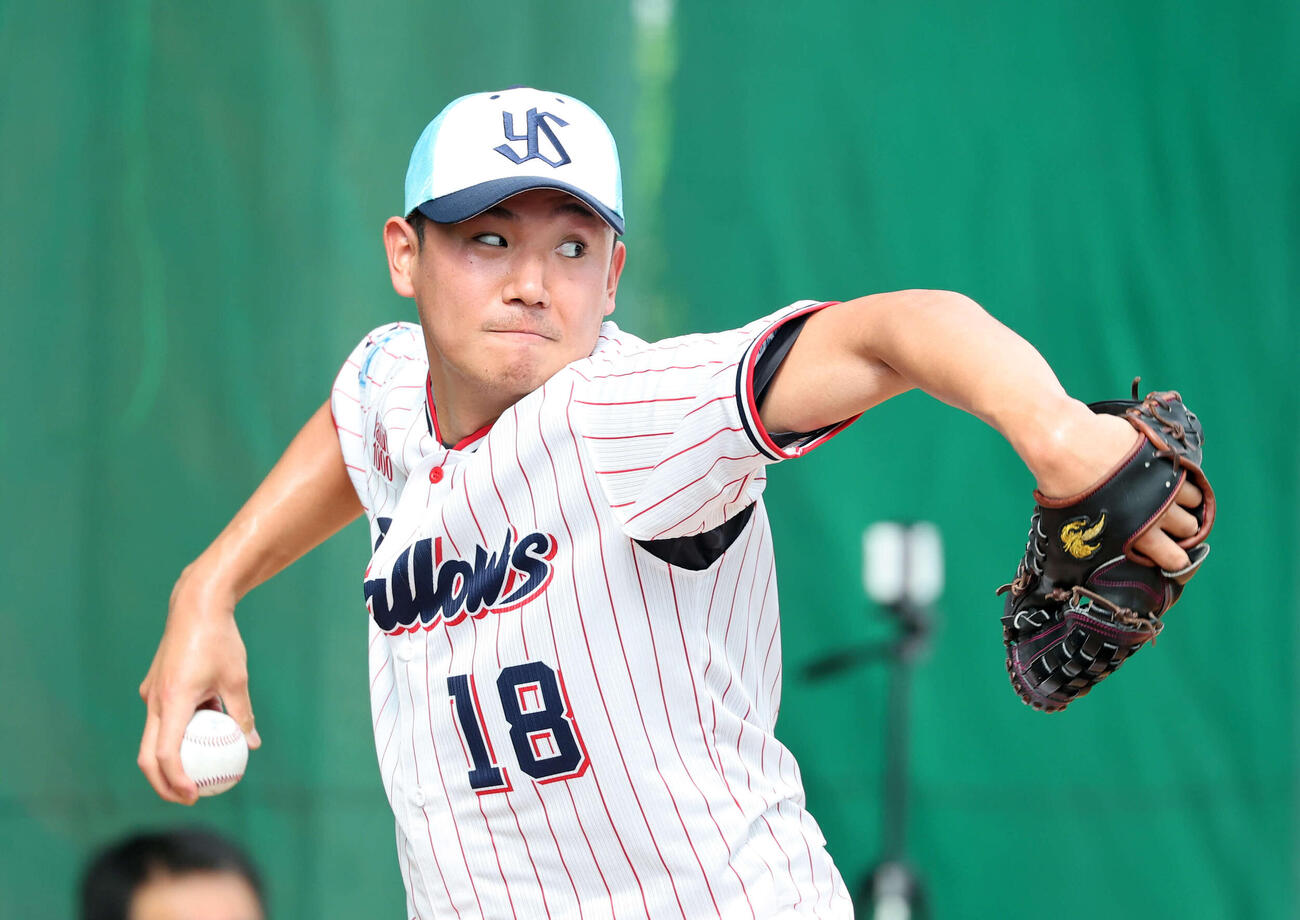 ブルペンで投球練習するヤクルト奥川（撮影・鈴木正人）　