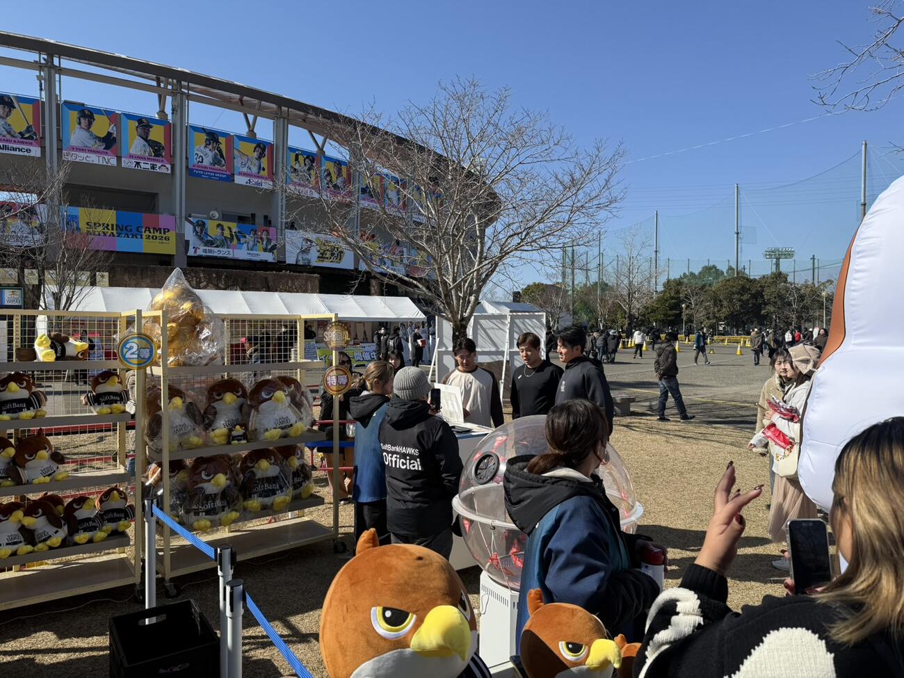 ランチ休憩にぬいぐるみくじにチャレンジするソフトバンクの左から木村、大江、伊藤