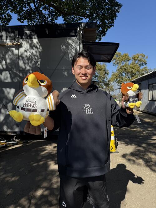 ソフトバンク伊藤は休憩時間にぬいぐるみくじにチャレンジし見事B賞（右手に持つ大きい方）を当てる